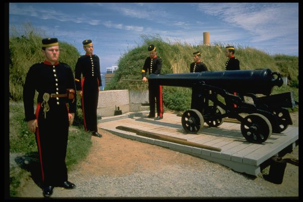 365050 Cannon And Artillerymen, Halifax Citadel, Nova Scotia A4 Photo Print