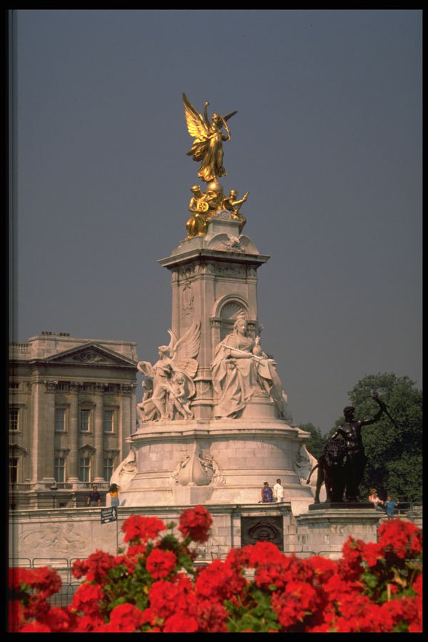 368033 Queen Victoria Memorial A4 Photo Print