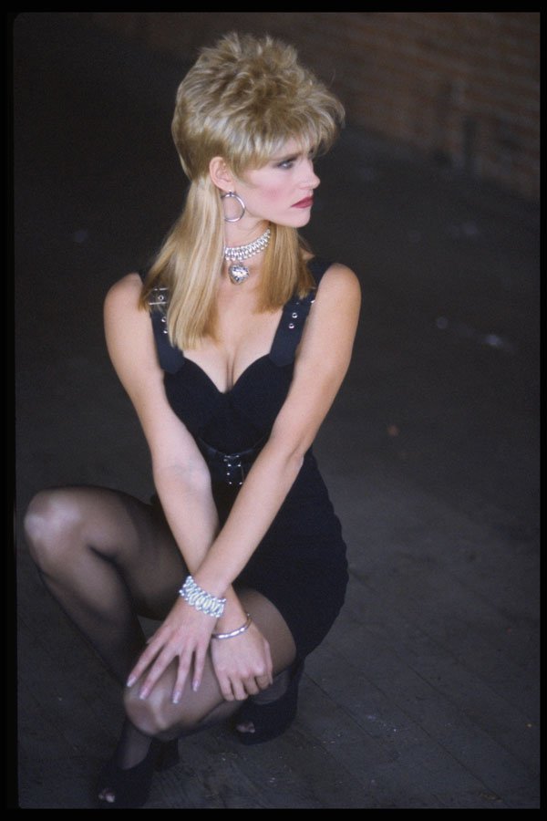 420088 Danielle Kneeling A4 Photo Print