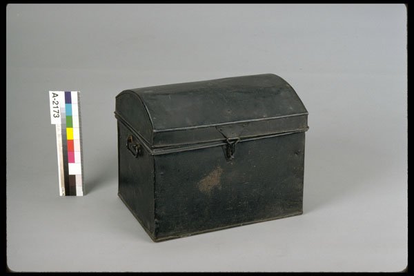 435013 Trunk A4 Photo Print