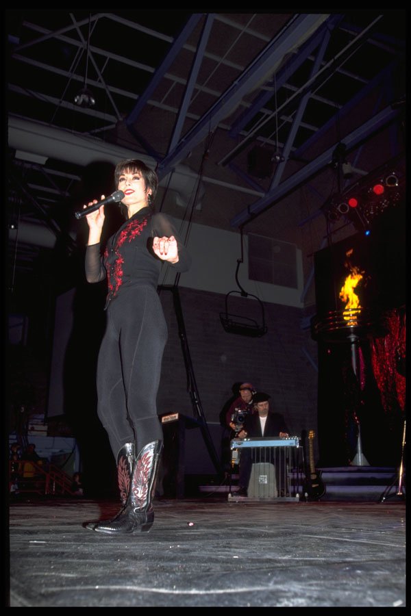 441058 First class Entertainment, Michelle Wright A4 Photo Print