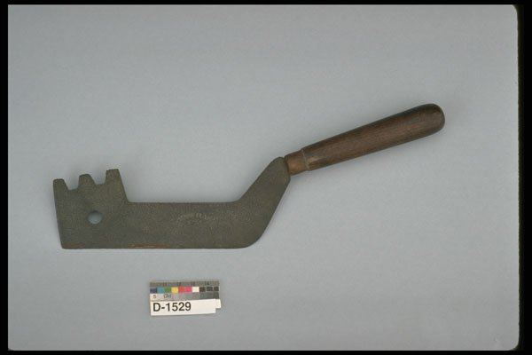 444008 Tobacco Cutter Blade A4 Photo Print