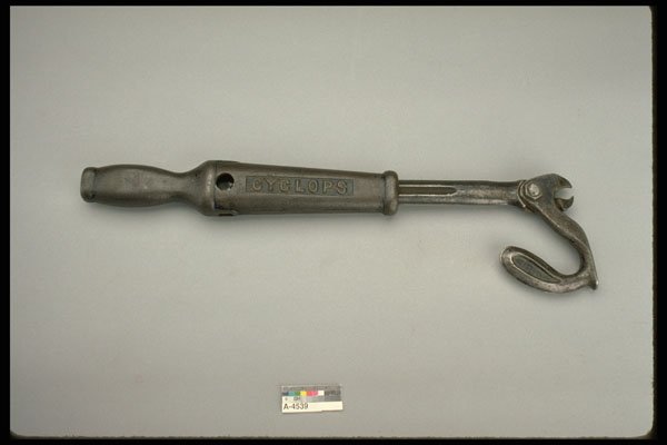 444051 Nail Puller A4 Photo Print