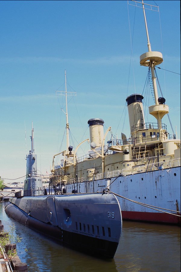 463085 U.S. Beguna, World War II Submarine A4 Photo Print