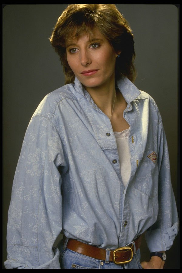 464043 Girl In Blue Jeans A4 Photo Print