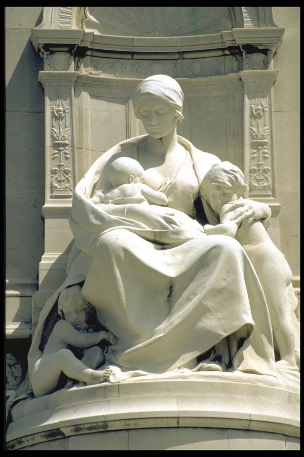 470038 Statue Outside Buckingham Palace, London, England A4 Photo Print