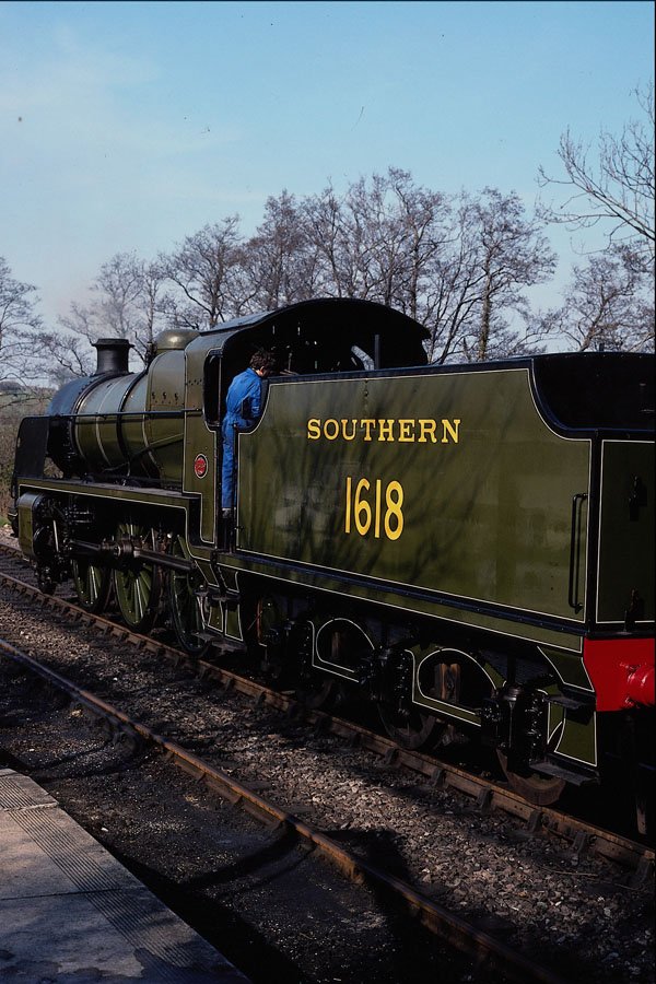 499068 U Class 1618 At Sheffield Park Station On The Bluebell Railway A4 Photo Print