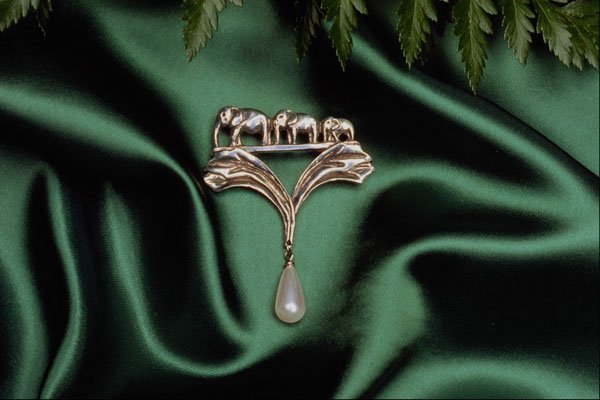 504011 Pearl Pin A4 Photo Print