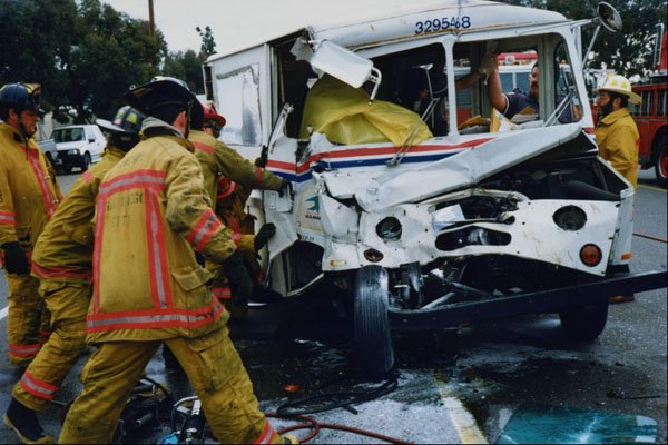 505088 Jaws Of Life In Use To Extricate Trapped Postal Worker A4 Photo Print