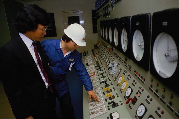 506055 Oil Refinery Control Room, South Korea A4 Photo Print
