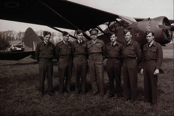 507090 Crerar With Air Crew, 1945, Netherlands, Bell, DND PA 164016 A4 Photo Print