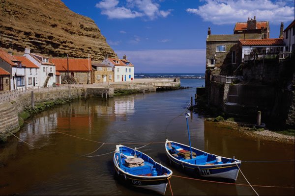 509060 Staithes Harbor, North Yorkshire A4 Photo Print