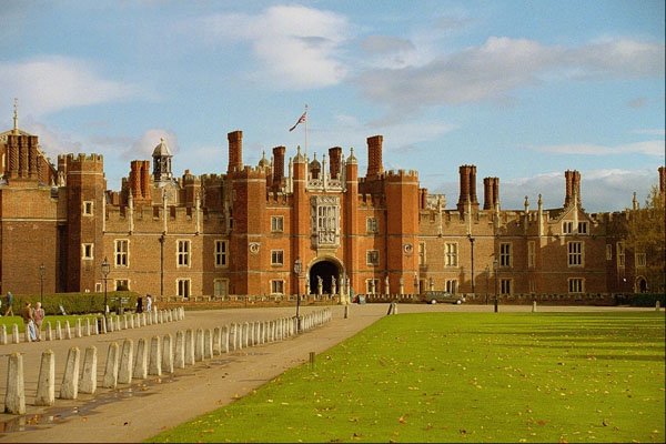 509091 Hampton Court Palace A4 Photo Print