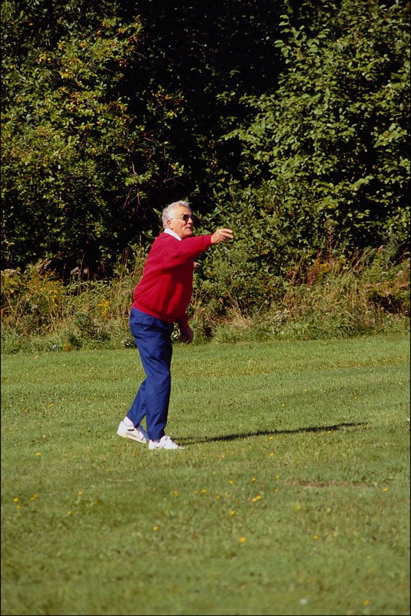 511087 Man Throwing A Frisbee A4 Photo Print