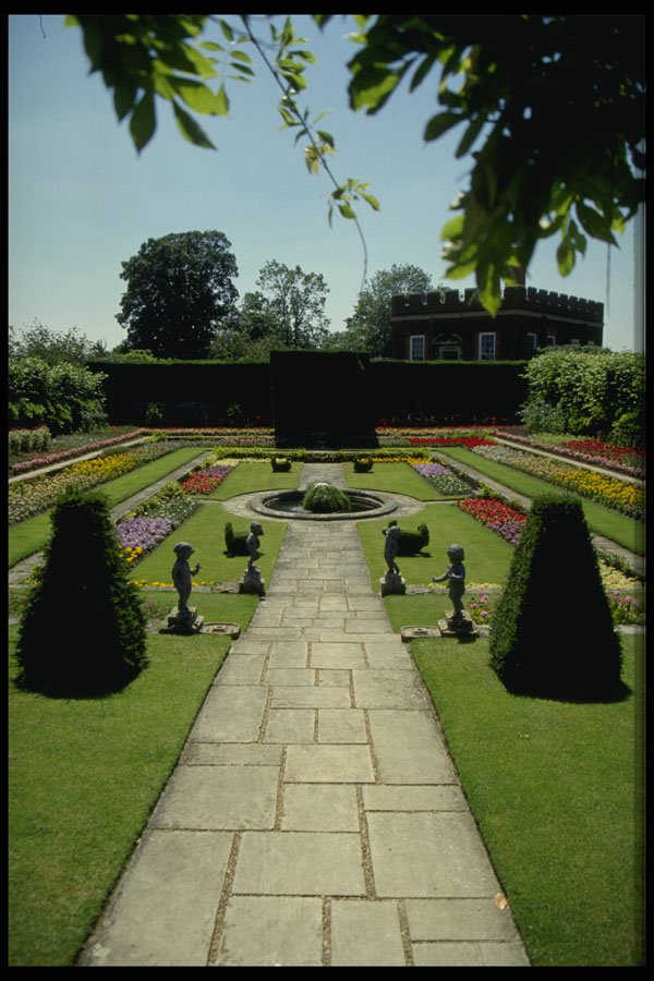 516043 Hampton Court Garden, England A4 Photo Print