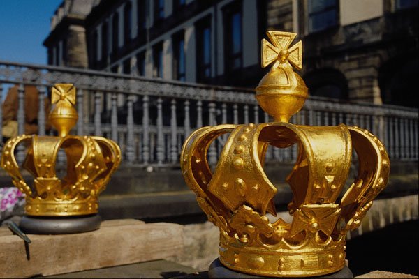 517075 King's Crowns At Leine Castle A4 Photo Print