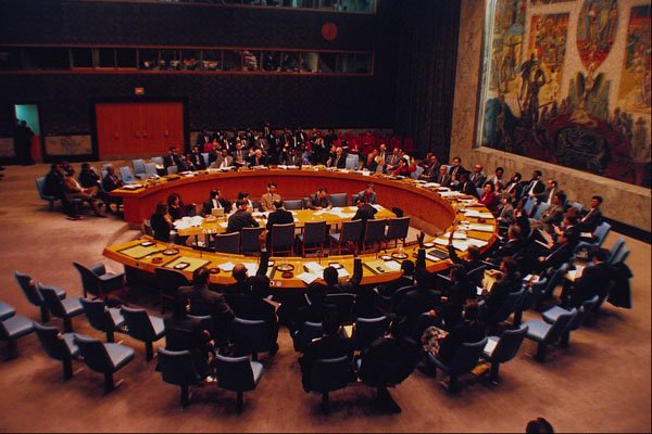 518004 The Security Council Votes On The Question Of Angola, 1995 A4 Photo Print