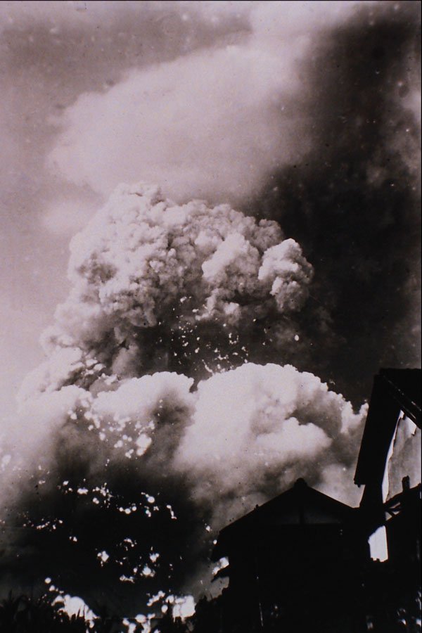 518017 The Atomic Cloud Mushrooms Over Hiroshima On Aug. 6, 1945 A4 Photo Print