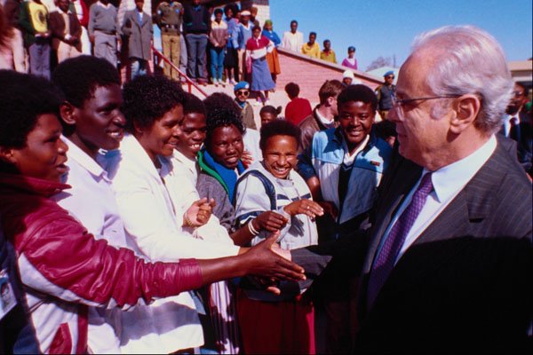 518072 Secretary General Javier Perez De Cuellar Visiting Namibia A4 Photo Print