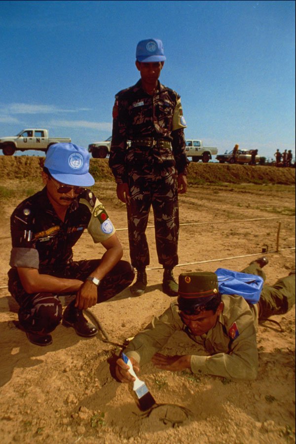 518082 UNTAC Peacekeepers Teach A Soldier How To Deactivate Mines A4 Photo Print