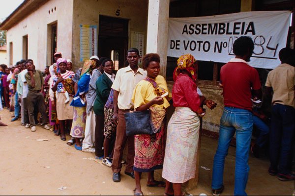 518094 Mozambicans Wait To Vote During UN assisted Elections, 1994 A4 Photo Print