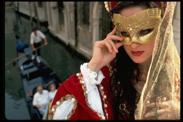 527056 Woman In Renaissance Costume With Mask, Venice A4 Photo Print