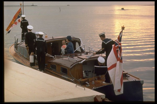 536016 Queen Elizabeth And Her Launch A4 Photo Print