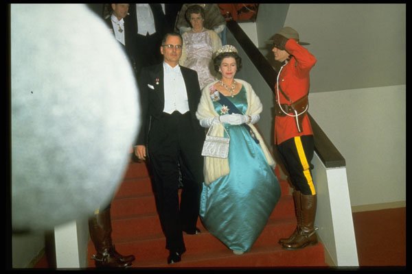 536017 Queen Elizabeth Being Escorted To Gala A4 Photo Print