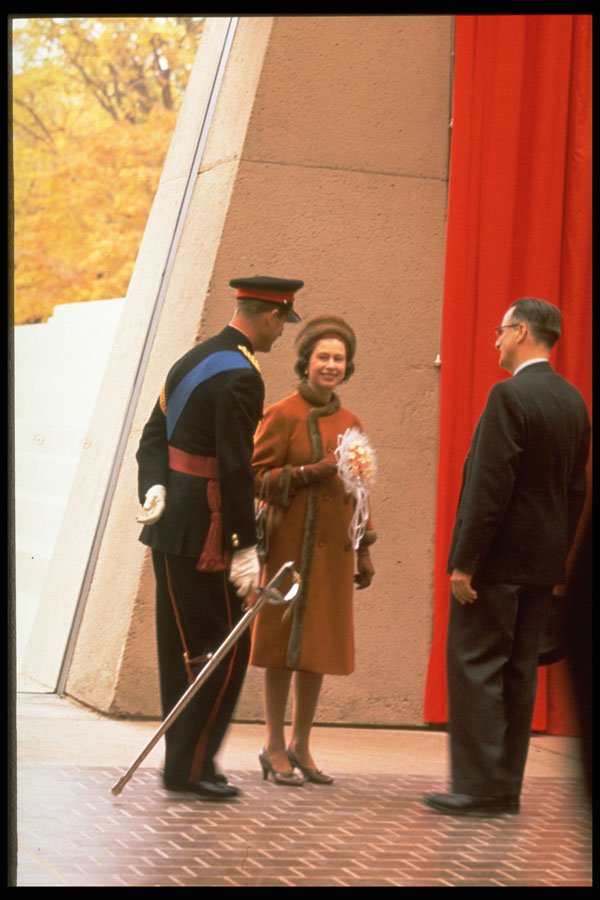 536023 Queen Elizabeth And Prince Philip Talking To Frank MacKinnon A4 Photo Print