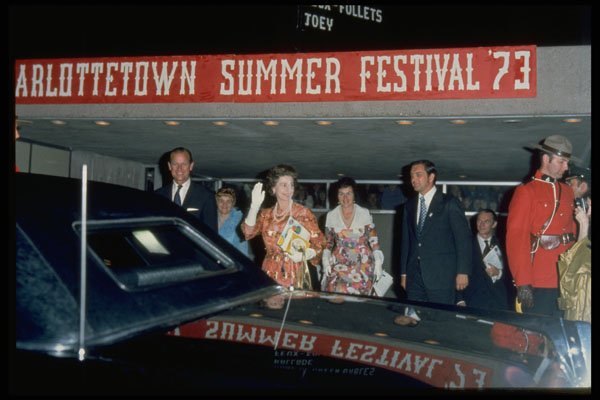 536027 Queen Elizabeth Leaving Theater A4 Photo Print