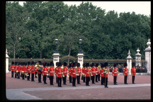 536036 Band In Buckingham Palace, England A4 Photo Print