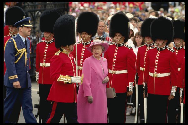 536081 Queen Elizabeth Reviewing Honor Guard In Ottawa, Canada A4 Photo Print
