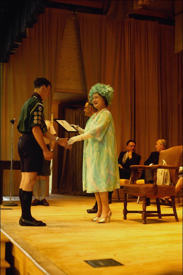 536086 Queen Mother Gives Scouting Award A4 Photo Print