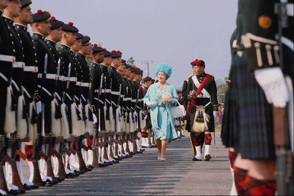 536088 Queen Mother Visits Royal Highlanders, Canada A4 Photo Print