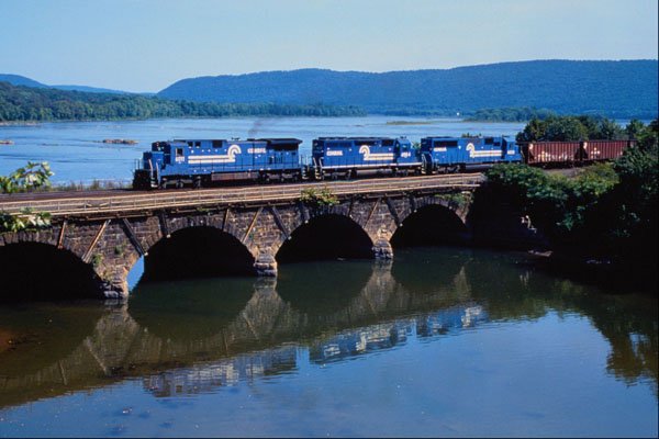 543006 Northbound Conrail Freight Alongside Susquehanna River, PA A4 Photo Print