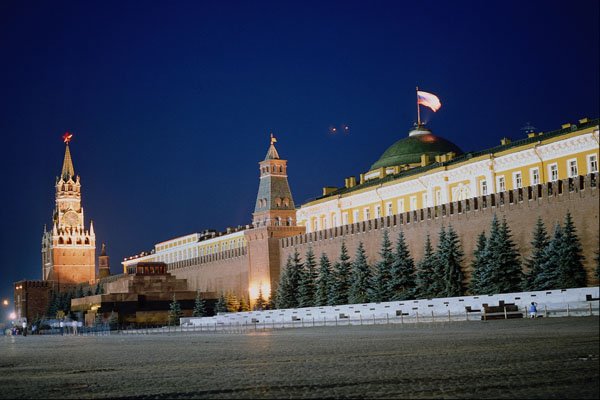 551087 The Floodlit Kremlin, Moscow, Russia A4 Photo Print