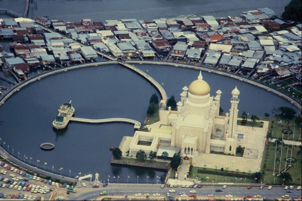 551096 Sultan Omar Ali Saifuddin Mosque And Kampong Ayer, Brunei A4 Photo Print