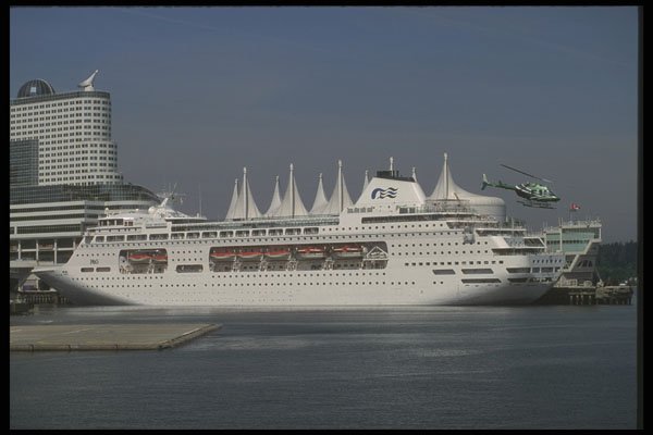 553011 P & O, Canada Place A4 Photo Print