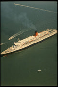 553021 Queen Elizabeth 2 Coming Into Southampton Docks, England A4 Photo Print