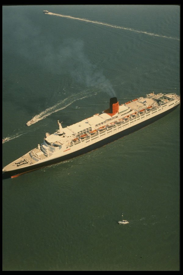553021 Queen Elizabeth 2 Coming Into Southampton Docks, England A4 Photo Print