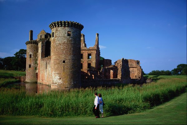 555076 Castle Ruins, Scotland A4 Photo Print
