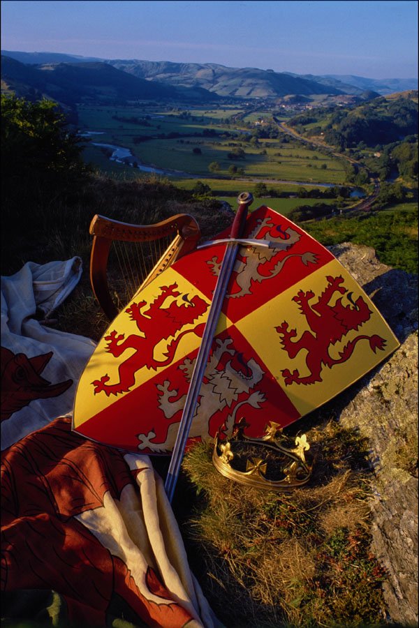 557008 Shield, Sword And Crown From Owain Glyndwr Exibit, Wales A4 Photo Print