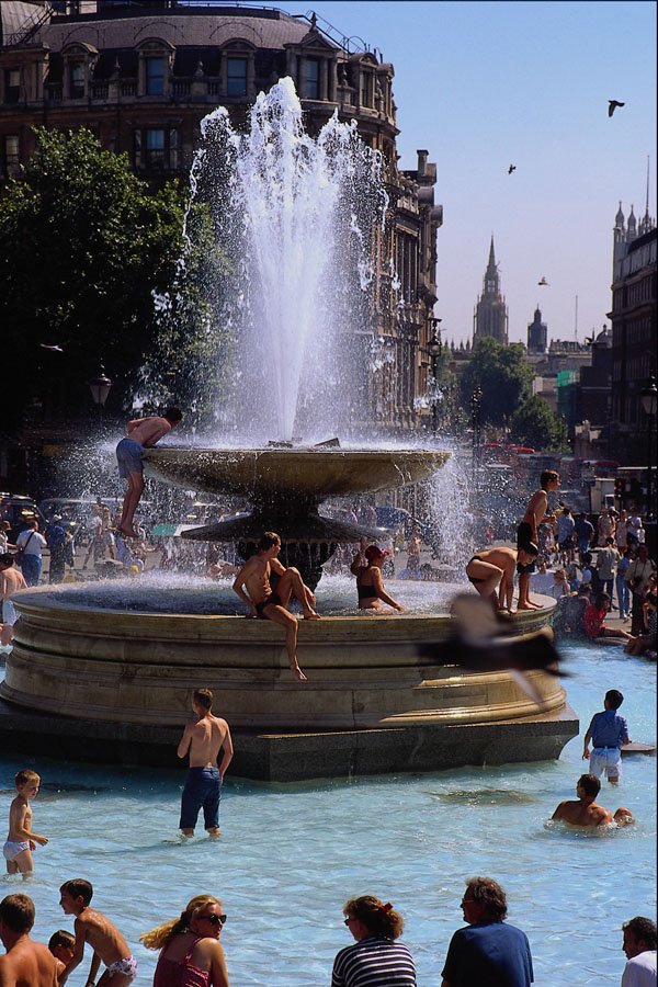 557048 Heat Wave, Trafalgar Square, London, England A4 Photo Print