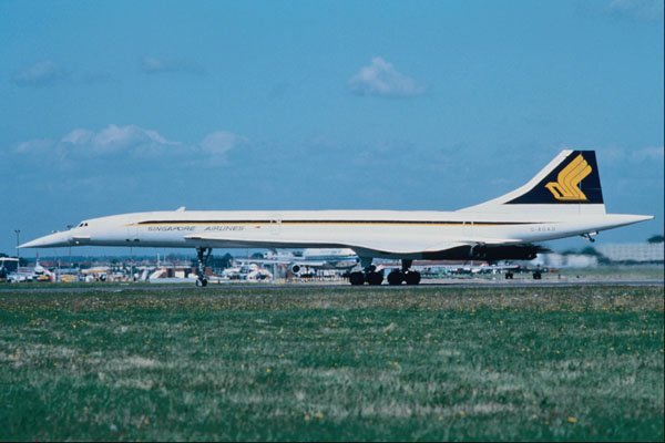 576038 Singapore Airlines Concorde, London Heathrow, U.K. A4 Photo Print