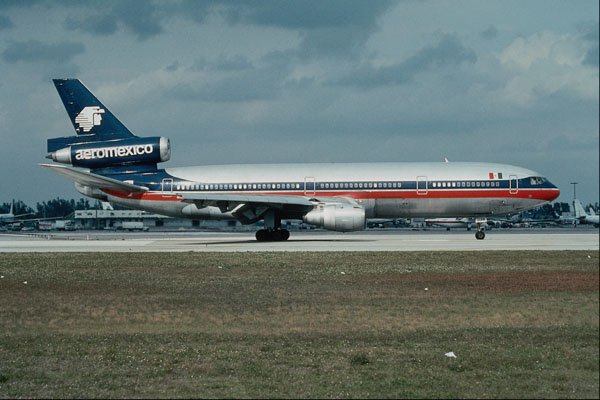 576069 AeroMexico DC10 15, Miami, U.S.A. A4 Photo Print