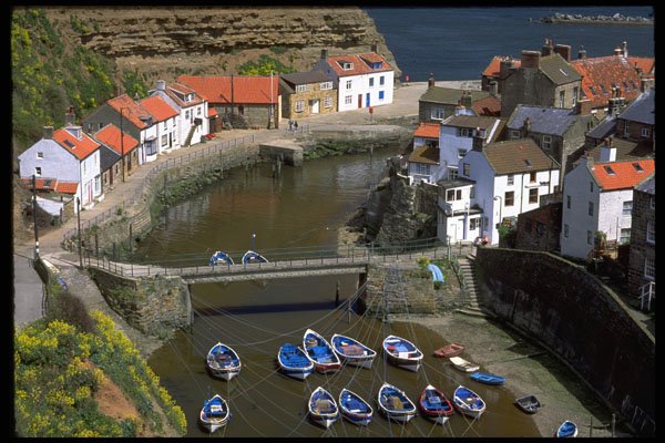 579047 Staithes Harbor, North Yorkshire, England A4 Photo Print