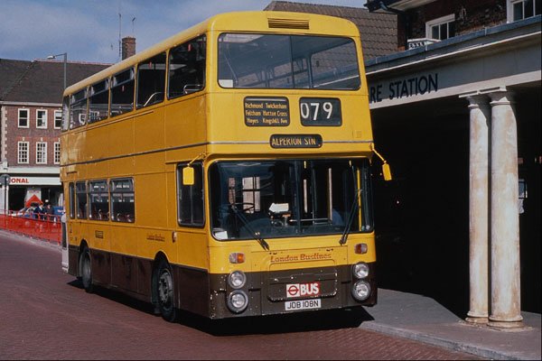 581024 An Older Daimler Working For London Buslines At Edgeware A4 Photo Print