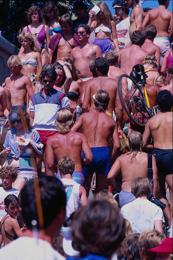 592050 The Peak Of Summer Crowds A4 Photo Print