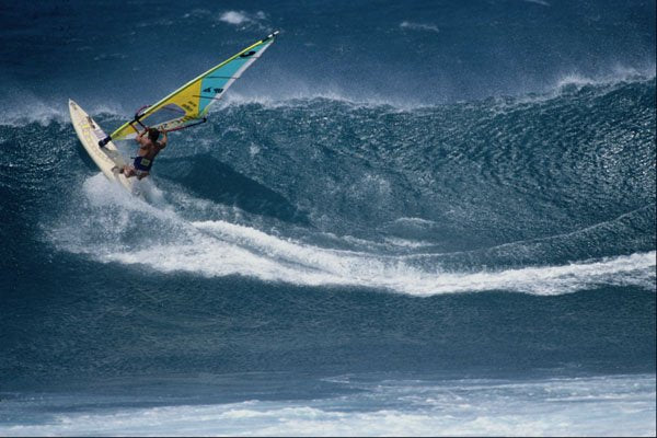 599084 Vincent Lartezien Surfs The Wave, Hookipa, Maui A4 Photo Print