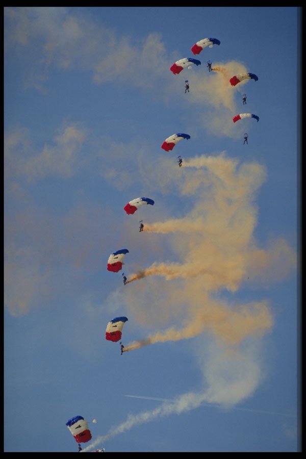 604043 RAF Falcons Parachute Team In Long Vertical Stack A4 Photo Print